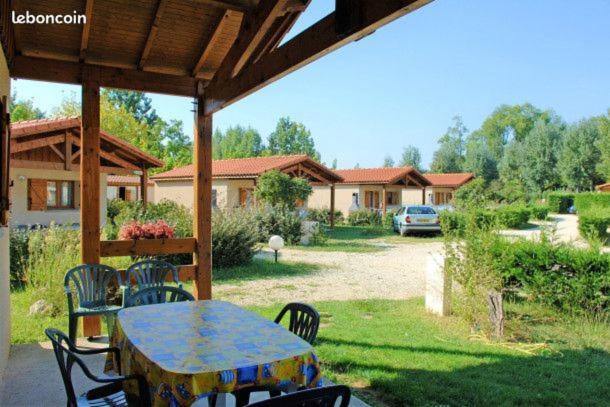Camping Les Lacs De Courtes Hotel Estang Exterior photo